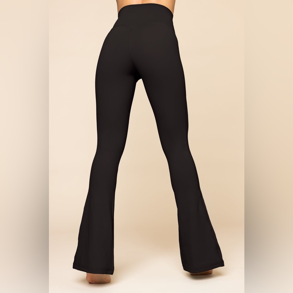 POPFLEX- Crisscross Hourglass Flared Legging with Pockets - Black